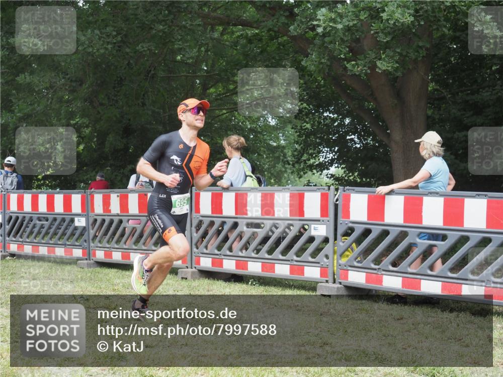21.06.2025 - 27. Vierlanden-Triathlon KatJ http://msf.ph/oto/7997588 15.06.2025 12:51:05 Ziel 129, 695 meine-sportfotos.de