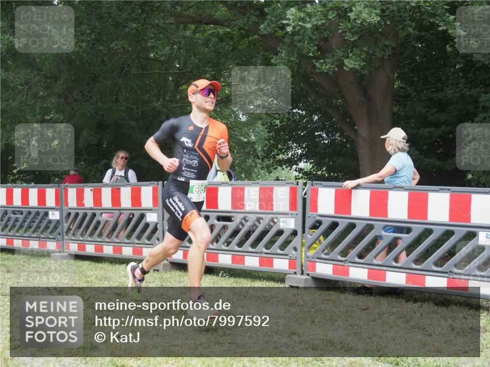 21.06.2025 - 27. Vierlanden-Triathlon KatJ http://msf.ph/oto/7997592 15.06.2025 12:51:05 Ziel 129, 695 meine-sportfotos.de