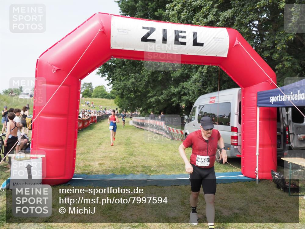 21.06.2025 - 27. Vierlanden-Triathlon MichiJ http://msf.ph/oto/7997594 15.06.2026 11:20:57 Ziel 450, 512 meine-sportfotos.de