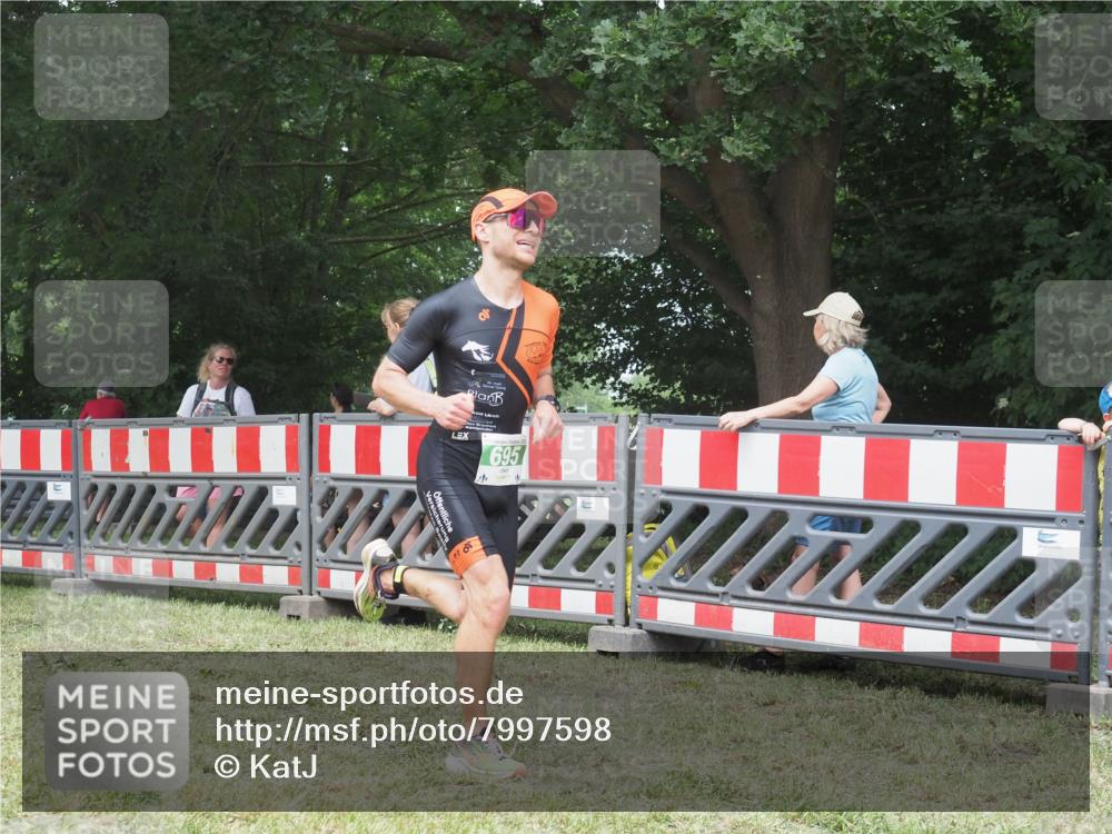 21.06.2025 - 27. Vierlanden-Triathlon KatJ http://msf.ph/oto/7997598 15.06.2025 12:51:05 Ziel 129, 695 meine-sportfotos.de