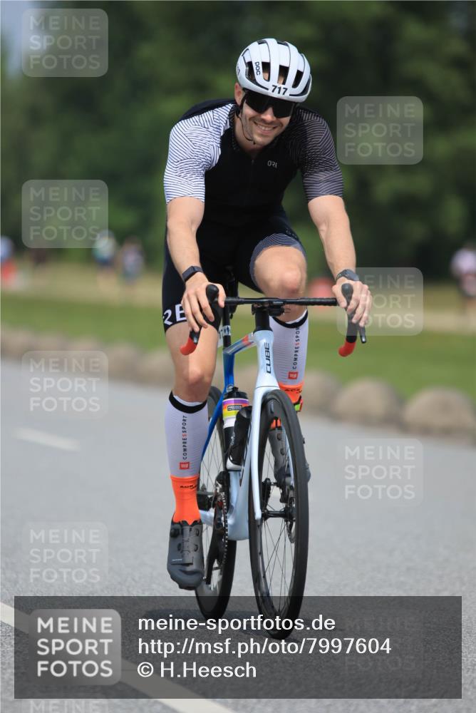 21.06.2025 - 27. Vierlanden-Triathlon H.Heesch http://msf.ph/oto/7997604 15.06.2025 12:25:27 Radfahren 717, 787, 847 meine-sportfotos.de