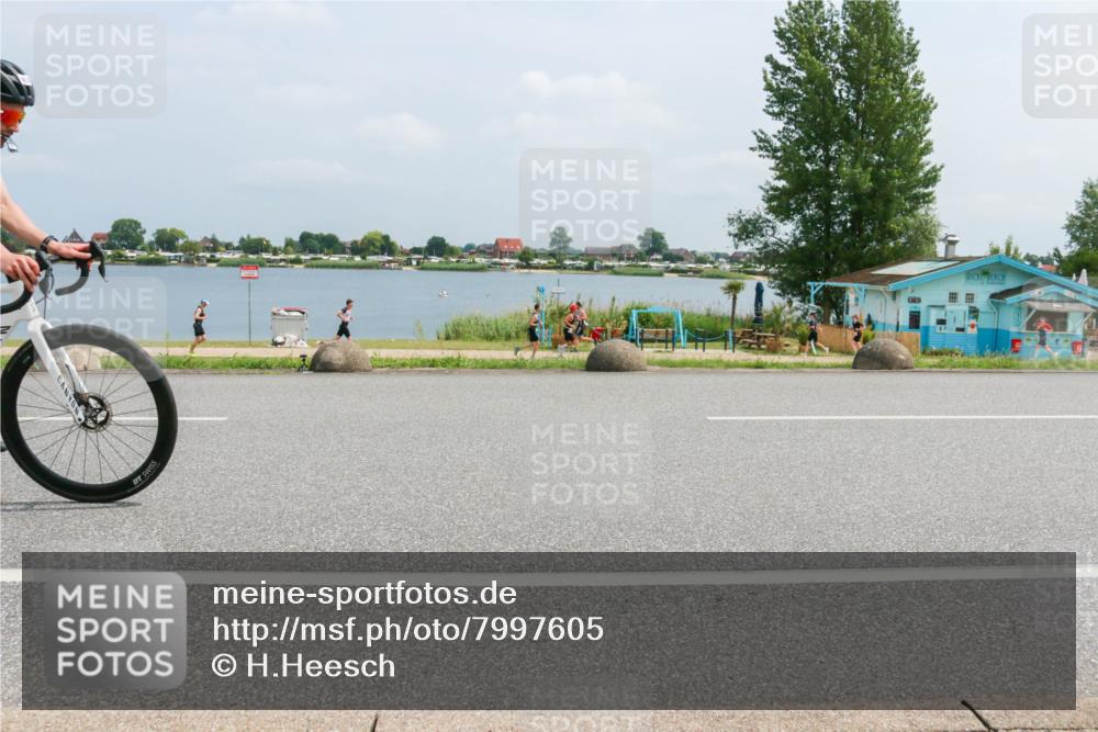 21.06.2025 - 27. Vierlanden-Triathlon H.Heesch http://msf.ph/oto/7997605 15.06.2025 12:26:39 Radfahren 663, 946 meine-sportfotos.de