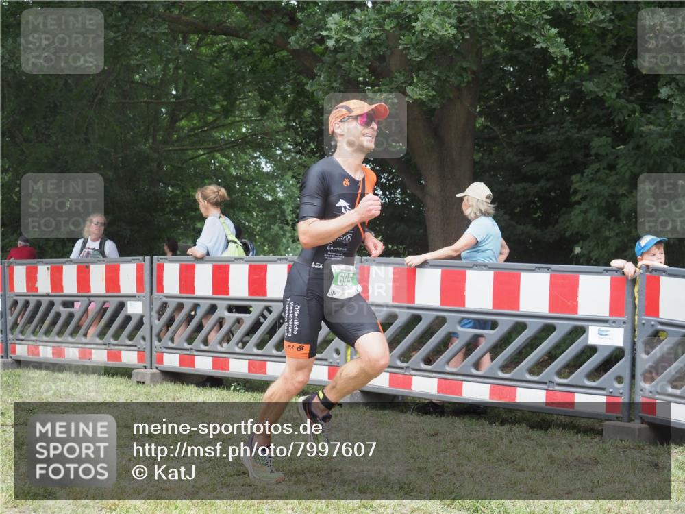 21.06.2025 - 27. Vierlanden-Triathlon KatJ http://msf.ph/oto/7997607 15.06.2025 12:51:06 Ziel 129, 695 meine-sportfotos.de