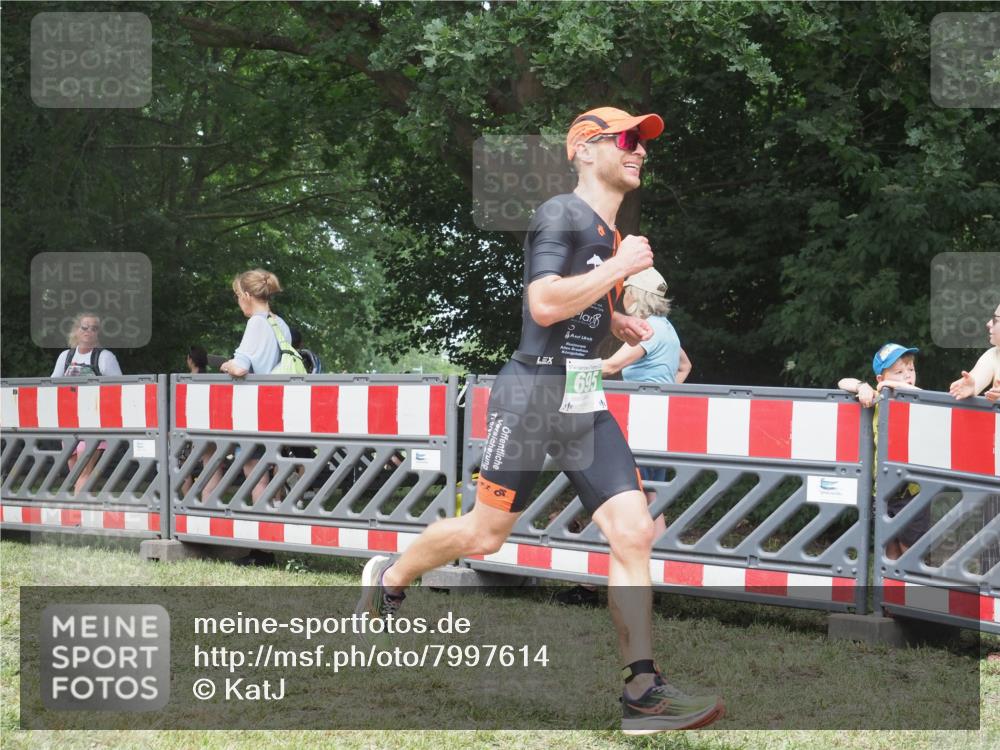 21.06.2025 - 27. Vierlanden-Triathlon KatJ http://msf.ph/oto/7997614 15.06.2025 12:51:06 Ziel 129, 695 meine-sportfotos.de