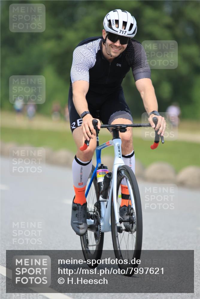 21.06.2025 - 27. Vierlanden-Triathlon H.Heesch http://msf.ph/oto/7997621 15.06.2025 12:25:27 Radfahren 717, 787, 847 meine-sportfotos.de