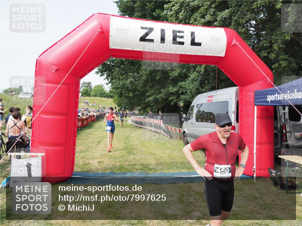 21.06.2025 - 27. Vierlanden-Triathlon MichiJ http://msf.ph/oto/7997625 15.06.2026 11:20:58 Ziel 450, 512 meine-sportfotos.de