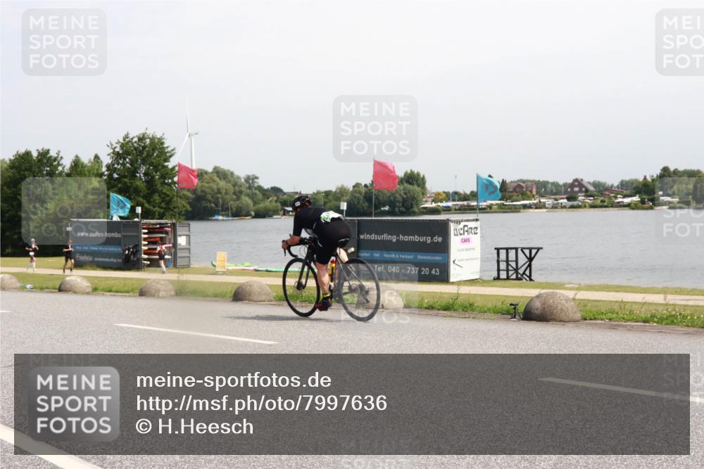 15.06.2025 - 27. Vierlanden-Triathlon H.Heesch http://msf.ph/oto/7997636 15.06.2025 11:33:17 Radfahren 914, 950 meine-sportfotos.de