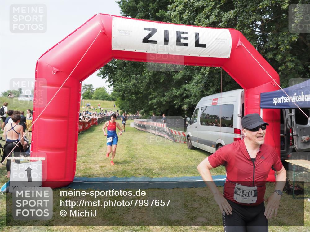21.06.2025 - 27. Vierlanden-Triathlon MichiJ http://msf.ph/oto/7997657 15.06.2026 11:20:59 Ziel 450, 512 meine-sportfotos.de