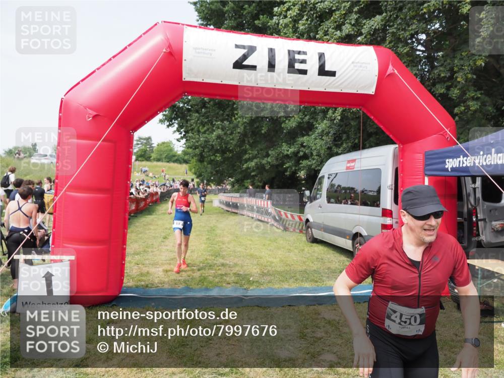 21.06.2025 - 27. Vierlanden-Triathlon MichiJ http://msf.ph/oto/7997676 15.06.2026 11:20:59 Ziel 450, 512 meine-sportfotos.de