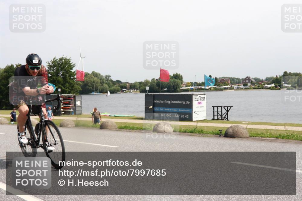 15.06.2025 - 27. Vierlanden-Triathlon H.Heesch http://msf.ph/oto/7997685 15.06.2025 11:33:44 Radfahren 150, 229 meine-sportfotos.de
