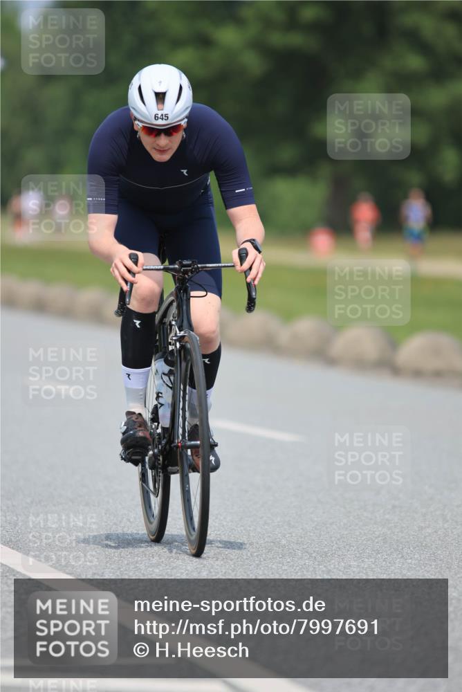 21.06.2025 - 27. Vierlanden-Triathlon H.Heesch http://msf.ph/oto/7997691 15.06.2025 12:25:44 Radfahren 645, 981 meine-sportfotos.de