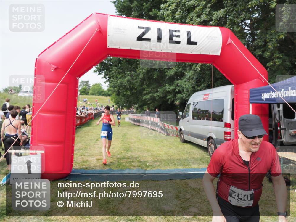 21.06.2025 - 27. Vierlanden-Triathlon MichiJ http://msf.ph/oto/7997695 15.06.2026 11:20:59 Ziel 450, 512 meine-sportfotos.de