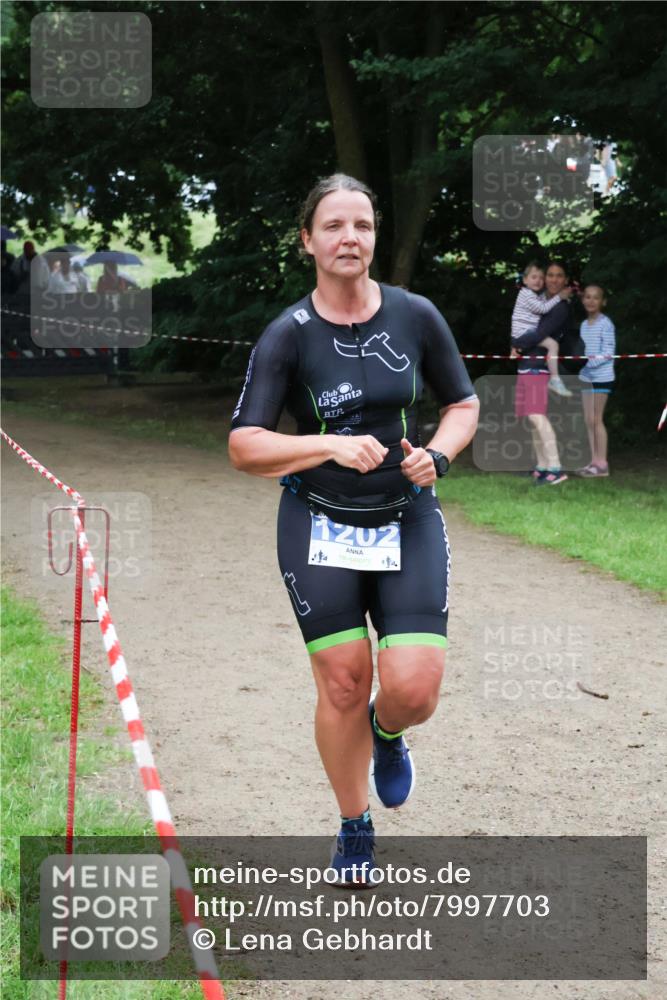 21.06.2025 - 27. Vierlanden-Triathlon Lena Gebhardt http://msf.ph/oto/7997703 15.06.2025 13:55:29 Laufen 1202, 14 meine-sportfotos.de