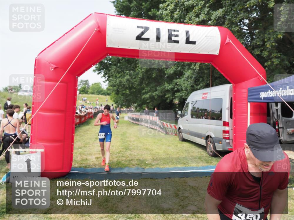 21.06.2025 - 27. Vierlanden-Triathlon MichiJ http://msf.ph/oto/7997704 15.06.2026 11:20:59 Ziel 450, 512 meine-sportfotos.de
