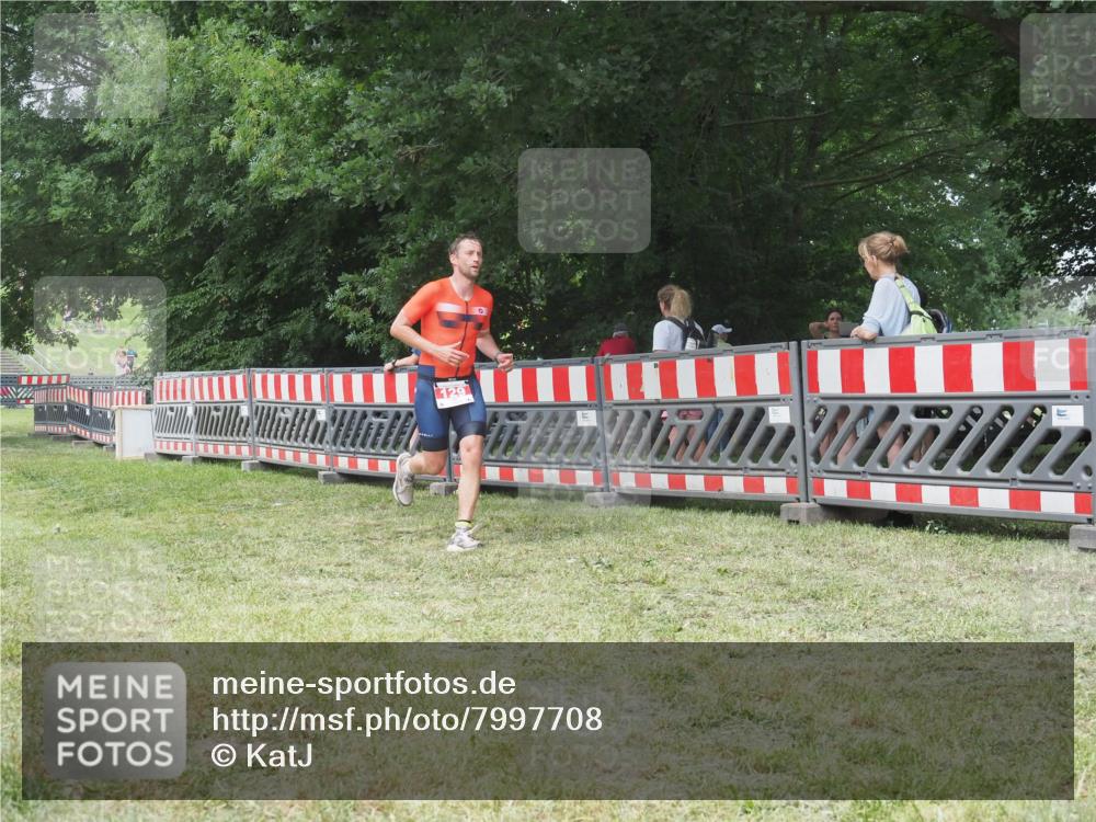21.06.2025 - 27. Vierlanden-Triathlon KatJ http://msf.ph/oto/7997708 15.06.2025 12:51:14 Ziel 129 meine-sportfotos.de