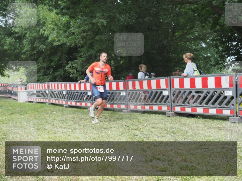 21.06.2025 - 27. Vierlanden-Triathlon KatJ http://msf.ph/oto/7997717 15.06.2025 12:51:14 Ziel 129 meine-sportfotos.de