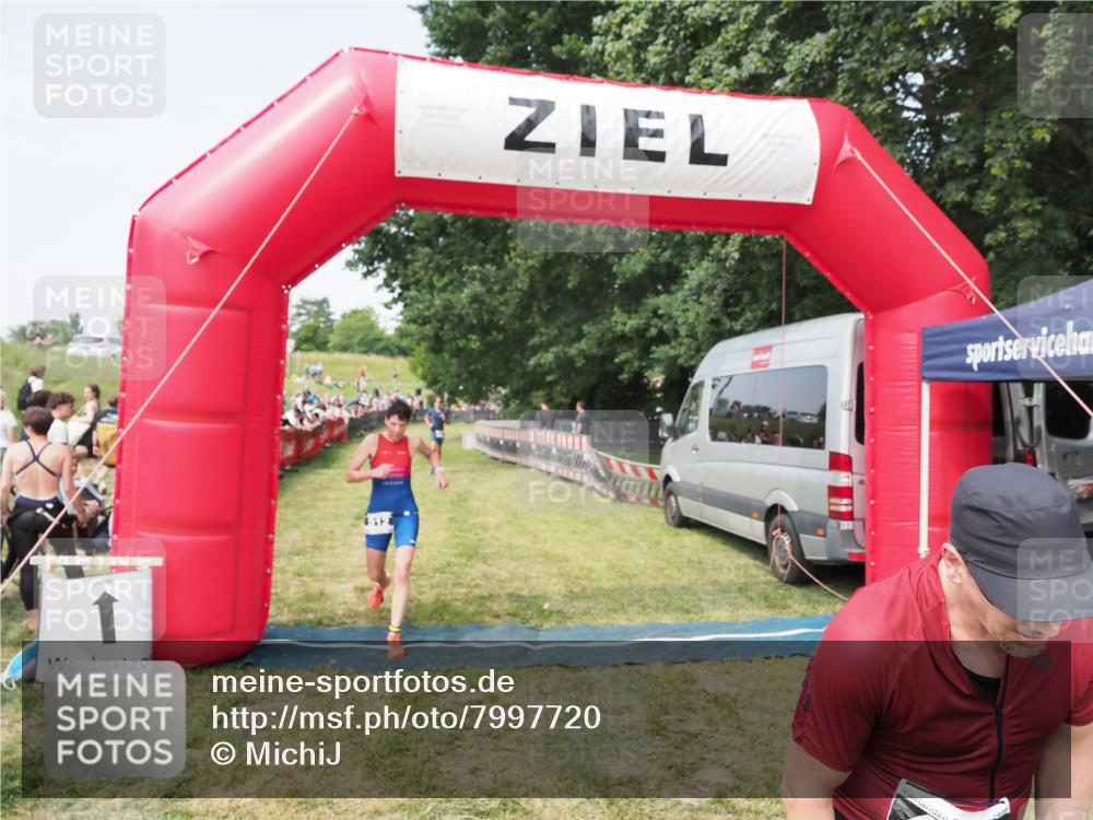 21.06.2025 - 27. Vierlanden-Triathlon MichiJ http://msf.ph/oto/7997720 15.06.2026 11:21:00 Ziel 450, 512 meine-sportfotos.de