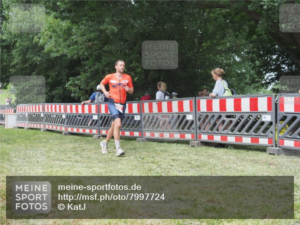 21.06.2025 - 27. Vierlanden-Triathlon KatJ http://msf.ph/oto/7997724 15.06.2025 12:51:14 Ziel 129 meine-sportfotos.de