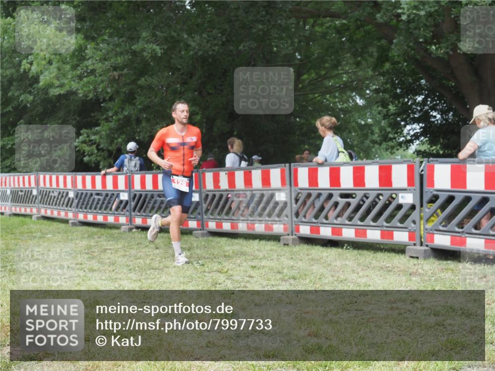 21.06.2025 - 27. Vierlanden-Triathlon KatJ http://msf.ph/oto/7997733 15.06.2025 12:51:14 Ziel 129 meine-sportfotos.de
