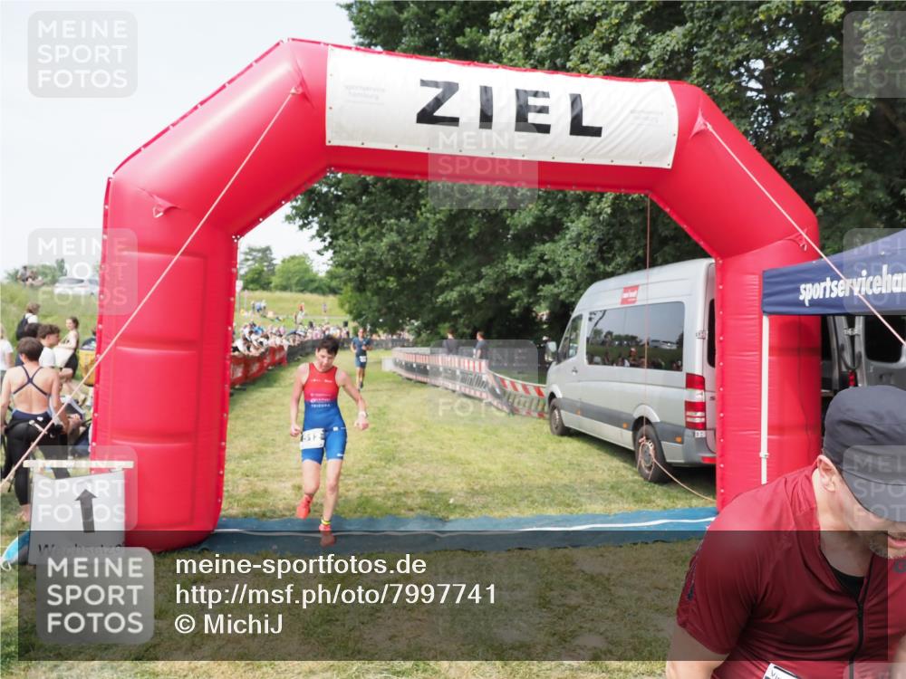 21.06.2025 - 27. Vierlanden-Triathlon MichiJ http://msf.ph/oto/7997741 15.06.2026 11:21:00 Ziel 450, 512 meine-sportfotos.de