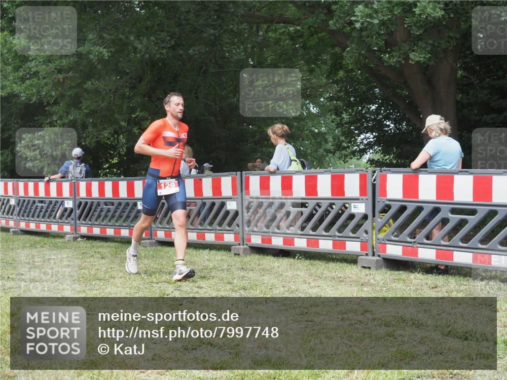21.06.2025 - 27. Vierlanden-Triathlon KatJ http://msf.ph/oto/7997748 15.06.2025 12:51:15 Ziel 129 meine-sportfotos.de