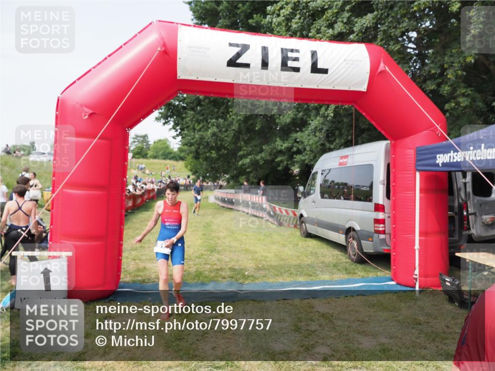 21.06.2025 - 27. Vierlanden-Triathlon MichiJ http://msf.ph/oto/7997757 15.06.2026 11:21:00 Ziel 450, 512 meine-sportfotos.de