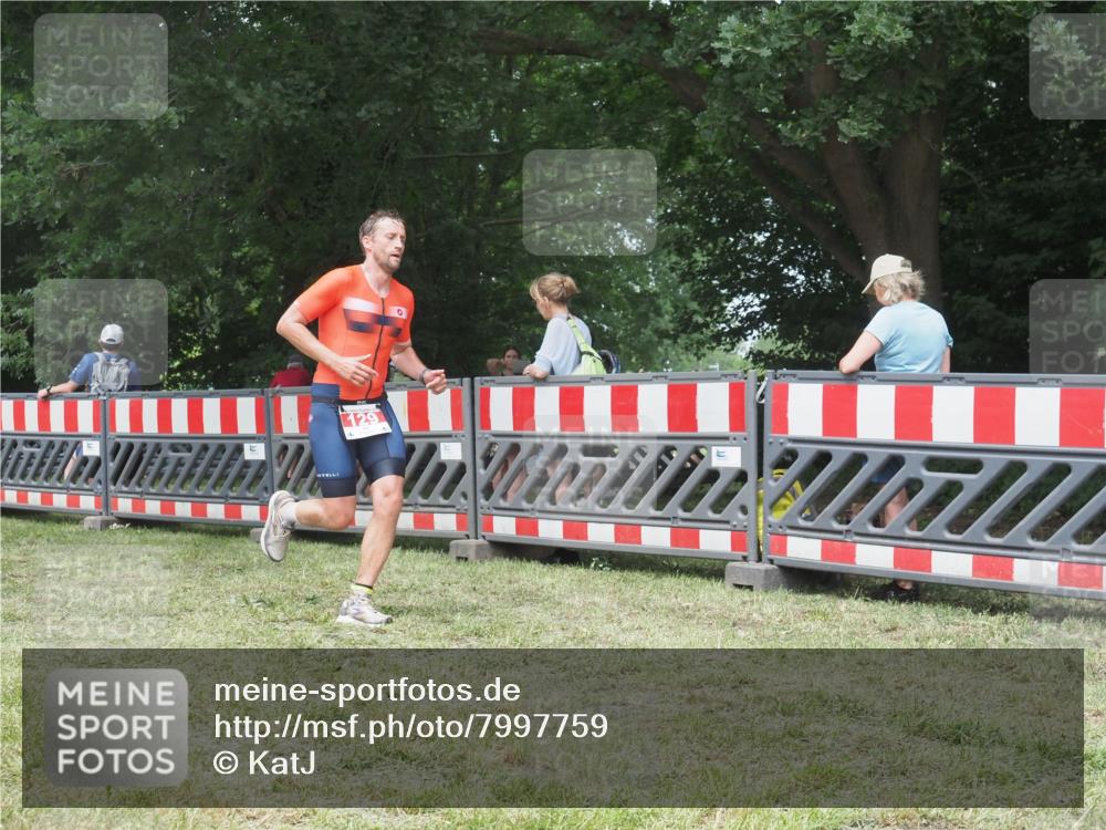 21.06.2025 - 27. Vierlanden-Triathlon KatJ http://msf.ph/oto/7997759 15.06.2025 12:51:15 Ziel 129 meine-sportfotos.de