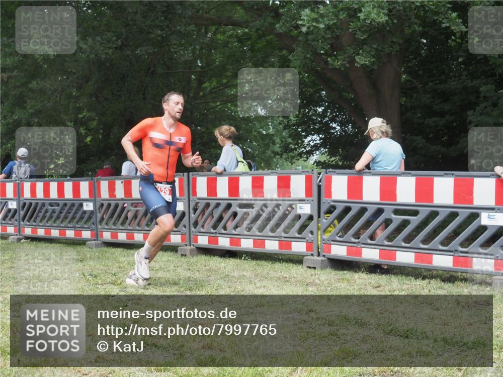 21.06.2025 - 27. Vierlanden-Triathlon KatJ http://msf.ph/oto/7997765 15.06.2025 12:51:15 Ziel 129 meine-sportfotos.de
