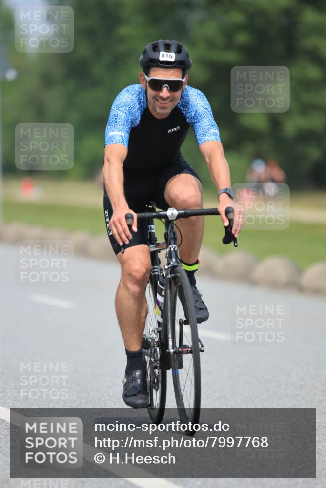 21.06.2025 - 27. Vierlanden-Triathlon H.Heesch http://msf.ph/oto/7997768 15.06.2025 12:25:53 Radfahren 816, 836 meine-sportfotos.de