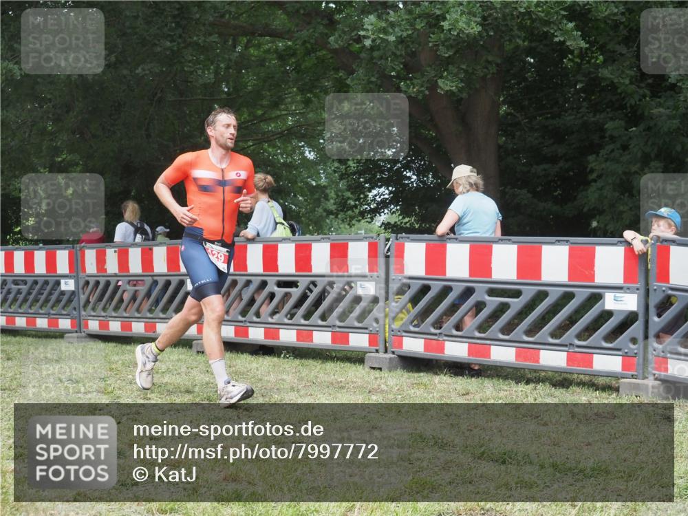 21.06.2025 - 27. Vierlanden-Triathlon KatJ http://msf.ph/oto/7997772 15.06.2025 12:51:15 Ziel 129 meine-sportfotos.de