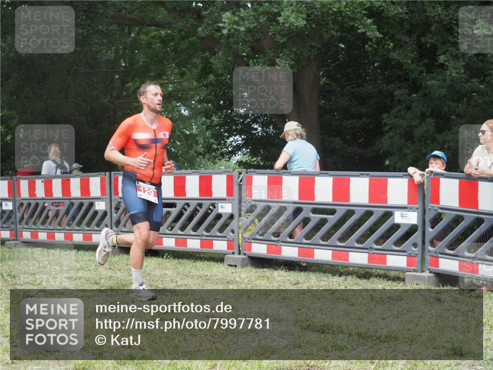 21.06.2025 - 27. Vierlanden-Triathlon KatJ http://msf.ph/oto/7997781 15.06.2025 12:51:15 Ziel 129 meine-sportfotos.de