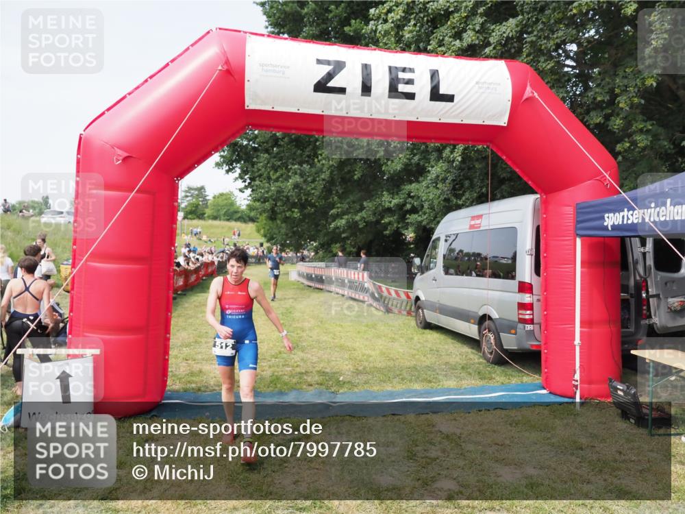 21.06.2025 - 27. Vierlanden-Triathlon MichiJ http://msf.ph/oto/7997785 15.06.2026 11:21:00 Ziel 450, 512 meine-sportfotos.de