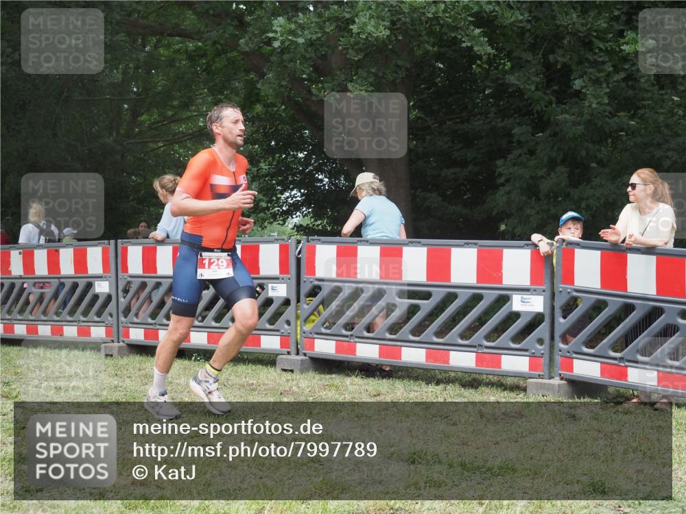 21.06.2025 - 27. Vierlanden-Triathlon KatJ http://msf.ph/oto/7997789 15.06.2025 12:51:15 Ziel 129 meine-sportfotos.de