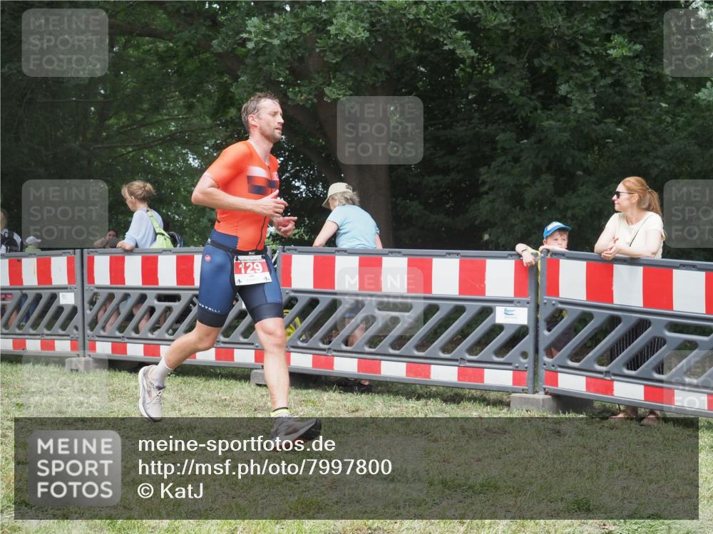 21.06.2025 - 27. Vierlanden-Triathlon KatJ http://msf.ph/oto/7997800 15.06.2025 12:51:15 Ziel 129 meine-sportfotos.de
