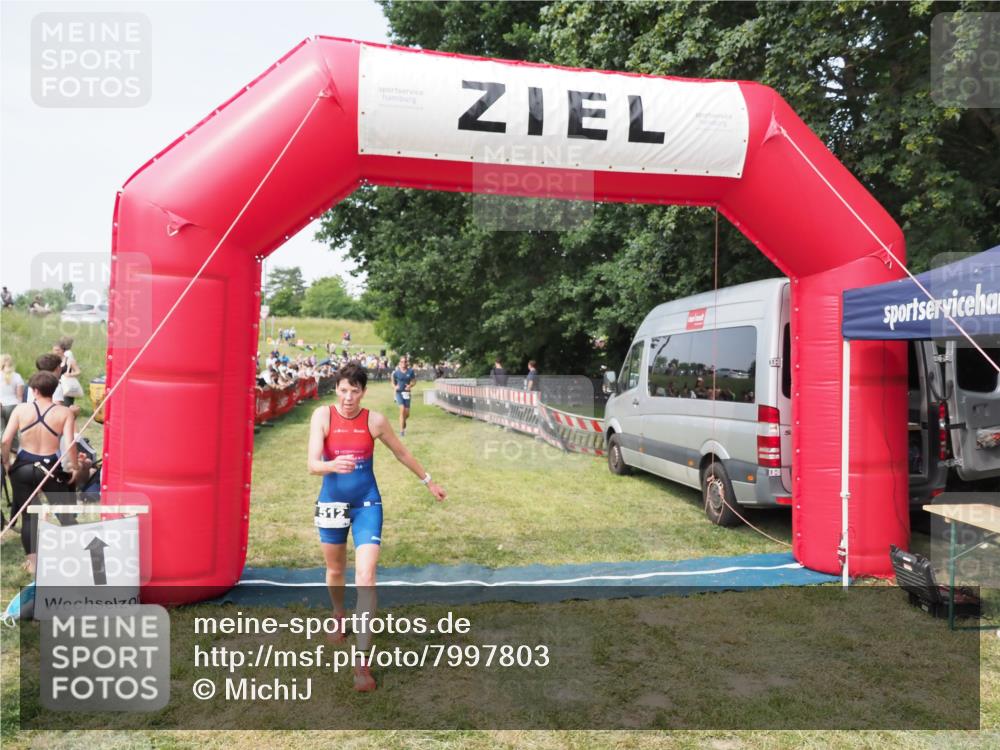 21.06.2025 - 27. Vierlanden-Triathlon MichiJ http://msf.ph/oto/7997803 15.06.2026 11:21:01 Ziel 441, 450, 512 meine-sportfotos.de