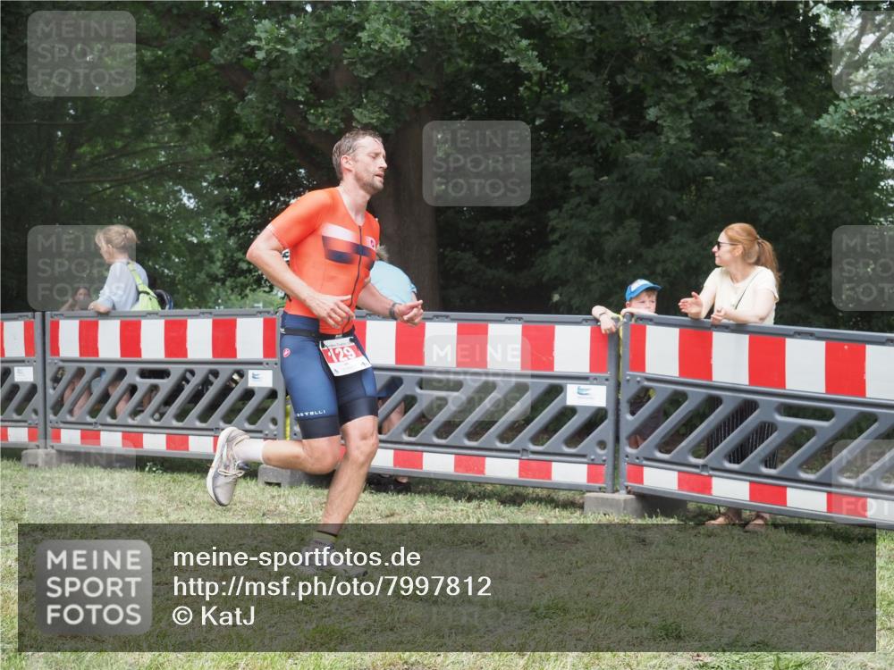 21.06.2025 - 27. Vierlanden-Triathlon KatJ http://msf.ph/oto/7997812 15.06.2025 12:51:16 Ziel 129 meine-sportfotos.de