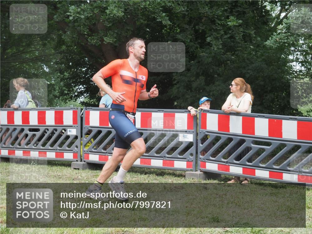 21.06.2025 - 27. Vierlanden-Triathlon KatJ http://msf.ph/oto/7997821 15.06.2025 12:51:16 Ziel 129 meine-sportfotos.de