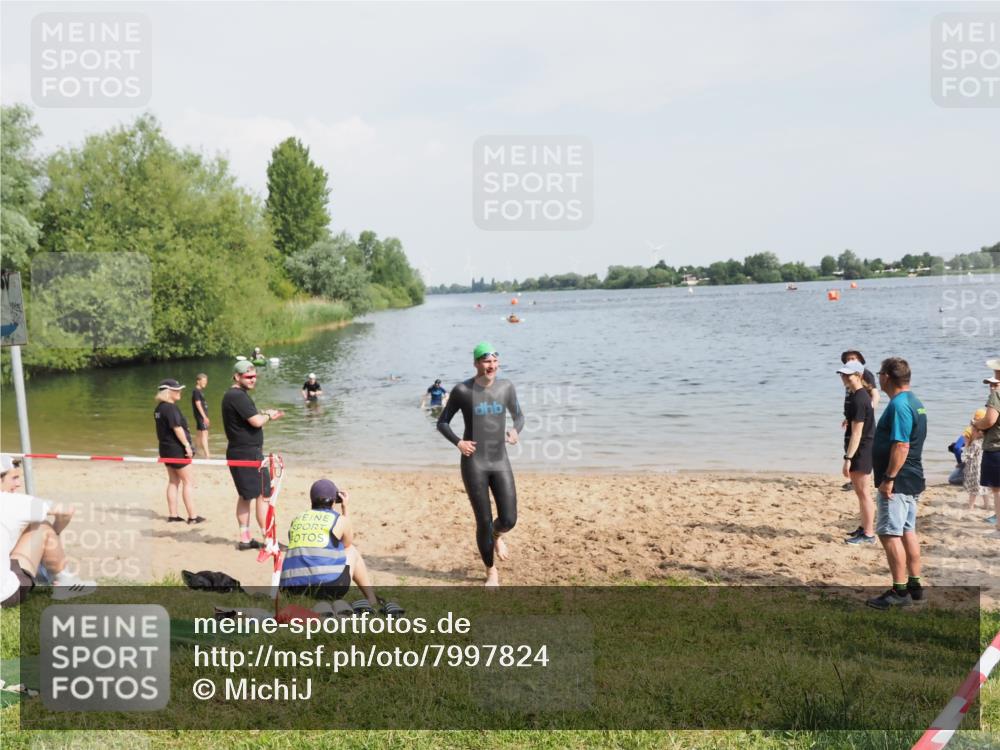 21.06.2025 - 27. Vierlanden-Triathlon MichiJ http://msf.ph/oto/7997824 15.06.2026 09:59:47 Schwimmen 266 meine-sportfotos.de