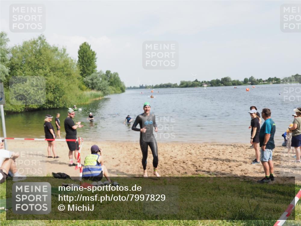 21.06.2025 - 27. Vierlanden-Triathlon MichiJ http://msf.ph/oto/7997829 15.06.2026 09:59:47 Schwimmen 266 meine-sportfotos.de