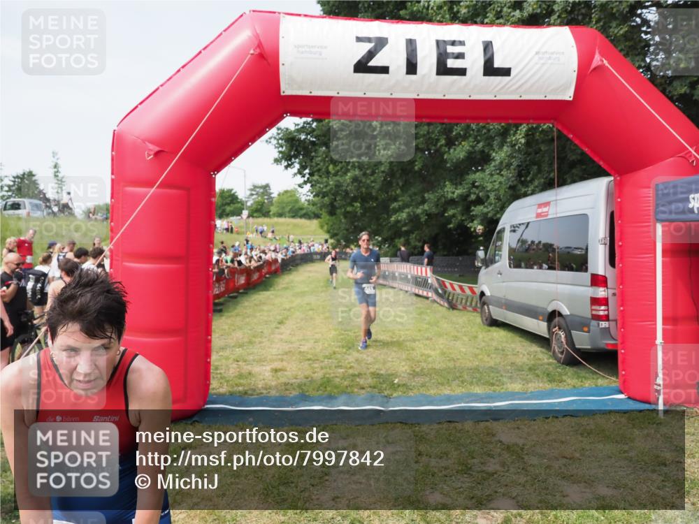 21.06.2025 - 27. Vierlanden-Triathlon MichiJ http://msf.ph/oto/7997842 15.06.2026 11:21:04 Ziel 409, 441, 512 meine-sportfotos.de