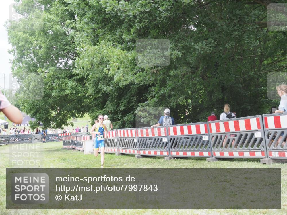 21.06.2025 - 27. Vierlanden-Triathlon KatJ http://msf.ph/oto/7997843 15.06.2025 12:52:06 Ziel 979 meine-sportfotos.de