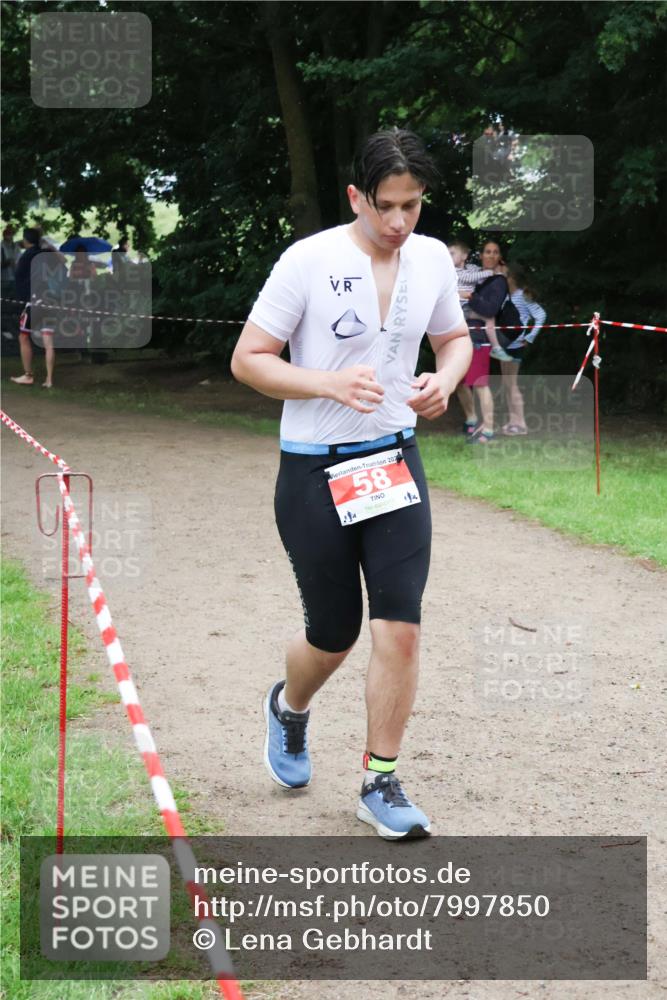 21.06.2025 - 27. Vierlanden-Triathlon Lena Gebhardt http://msf.ph/oto/7997850 15.06.2025 13:55:41 Laufen  meine-sportfotos.de