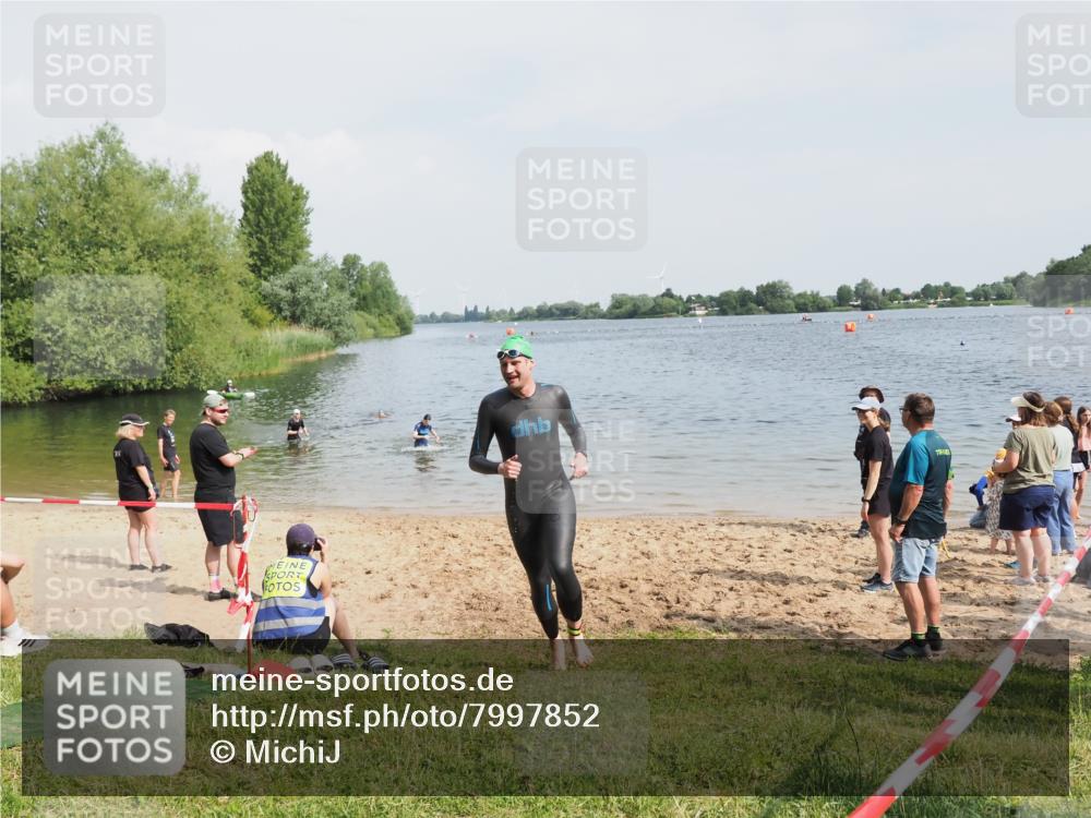 21.06.2025 - 27. Vierlanden-Triathlon MichiJ http://msf.ph/oto/7997852 15.06.2026 09:59:48 Schwimmen 266, 351, 358 meine-sportfotos.de
