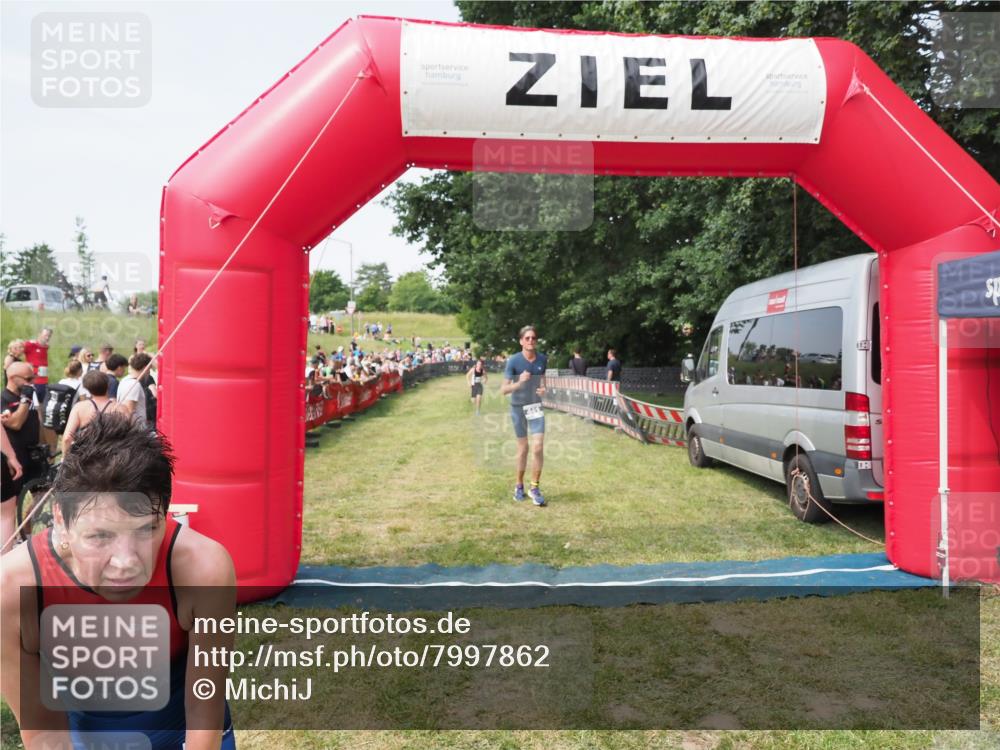 21.06.2025 - 27. Vierlanden-Triathlon MichiJ http://msf.ph/oto/7997862 15.06.2026 11:21:04 Ziel 409, 441, 512 meine-sportfotos.de