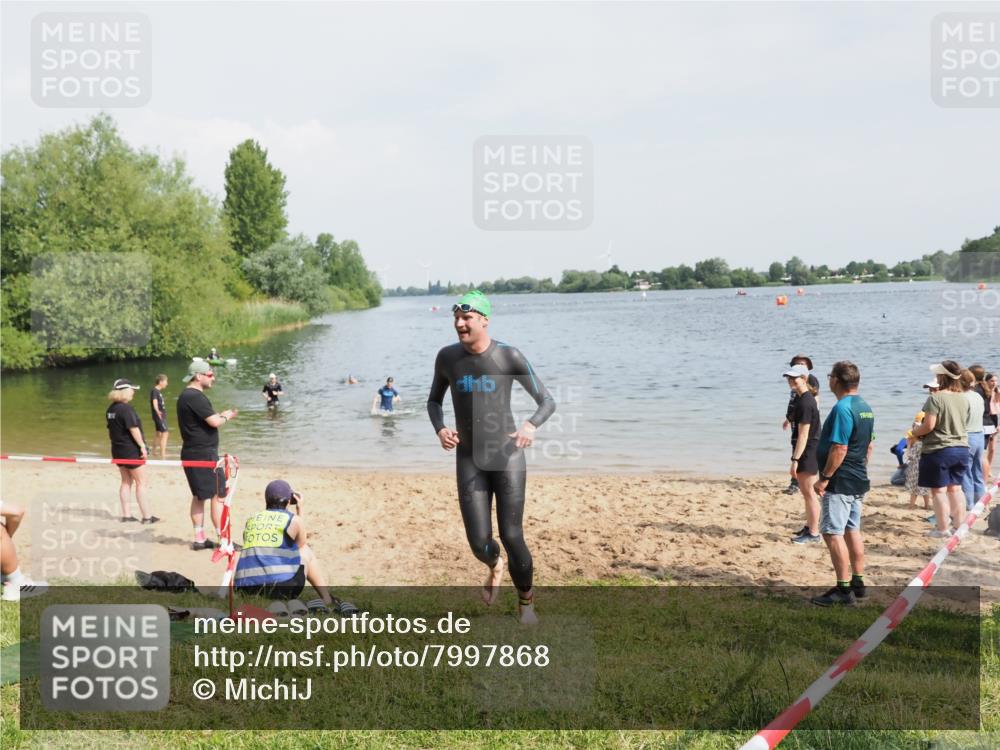 21.06.2025 - 27. Vierlanden-Triathlon MichiJ http://msf.ph/oto/7997868 15.06.2026 09:59:48 Schwimmen 266, 351, 358 meine-sportfotos.de