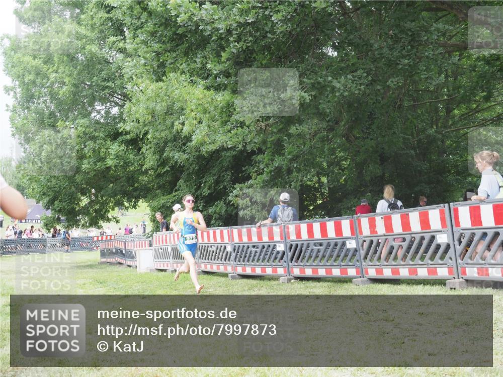 21.06.2025 - 27. Vierlanden-Triathlon KatJ http://msf.ph/oto/7997873 15.06.2025 12:52:06 Ziel 979 meine-sportfotos.de