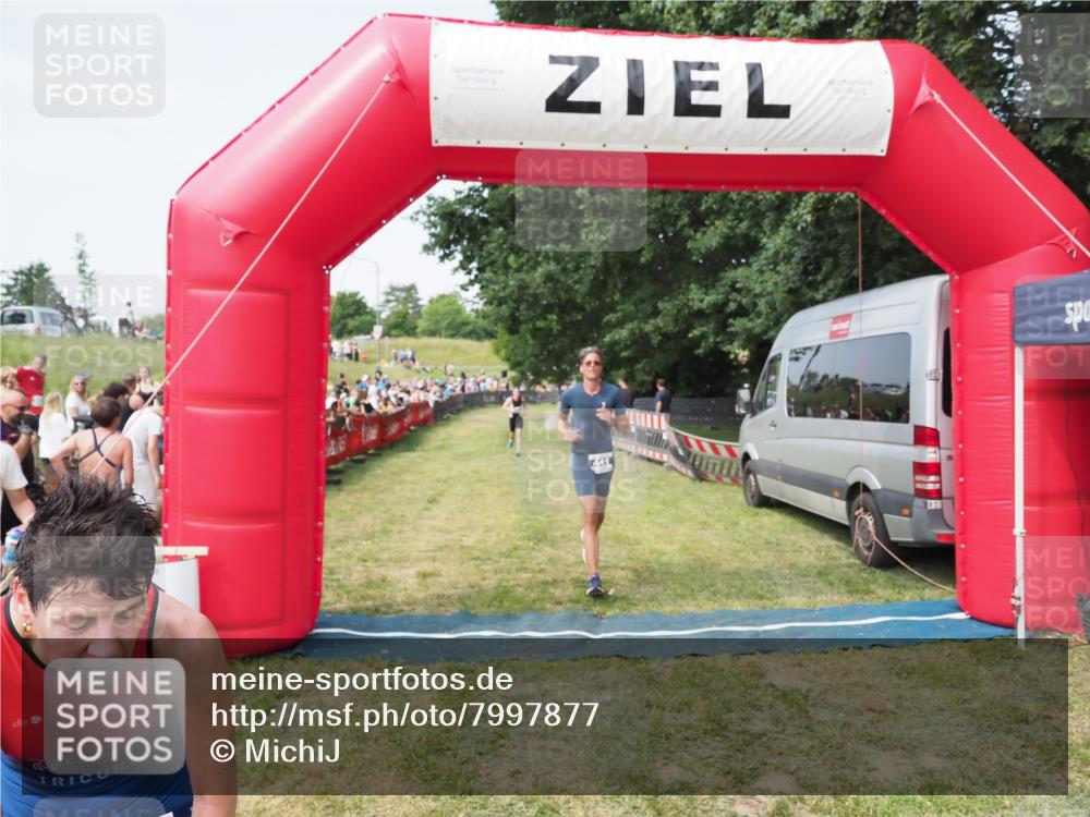 21.06.2025 - 27. Vierlanden-Triathlon MichiJ http://msf.ph/oto/7997877 15.06.2026 11:21:04 Ziel 409, 441, 512 meine-sportfotos.de