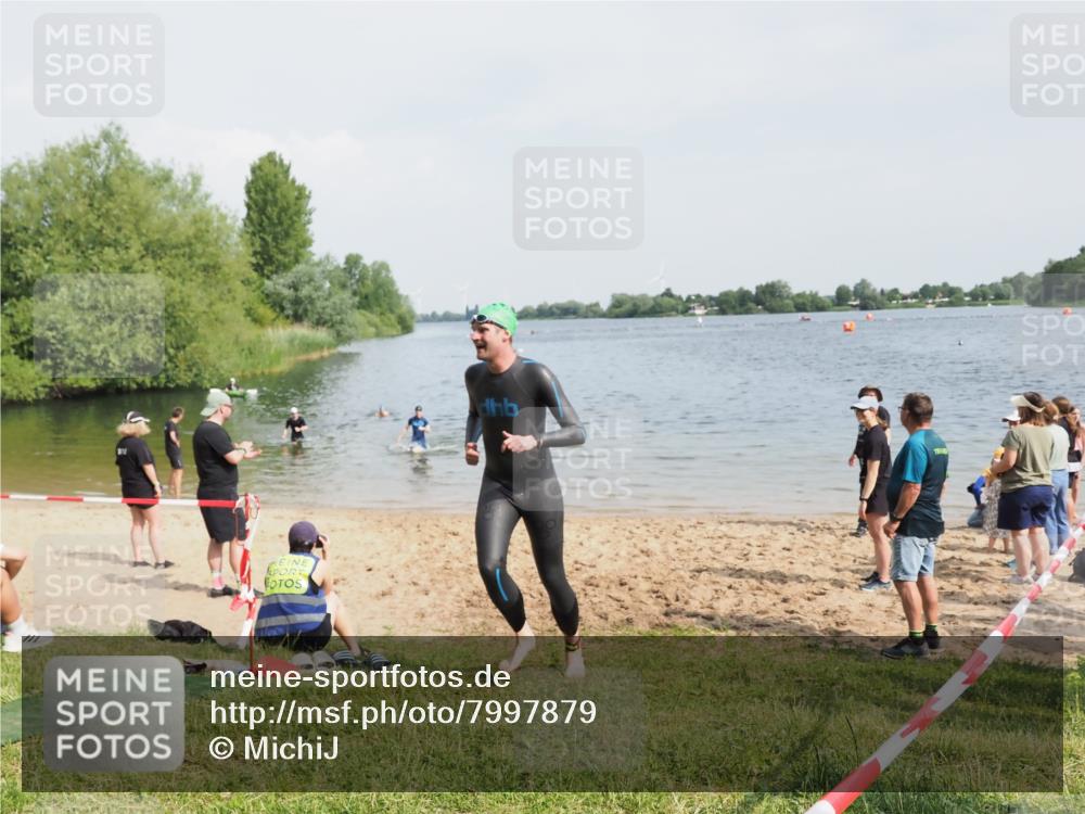 21.06.2025 - 27. Vierlanden-Triathlon MichiJ http://msf.ph/oto/7997879 15.06.2026 09:59:48 Schwimmen 266, 351, 358 meine-sportfotos.de