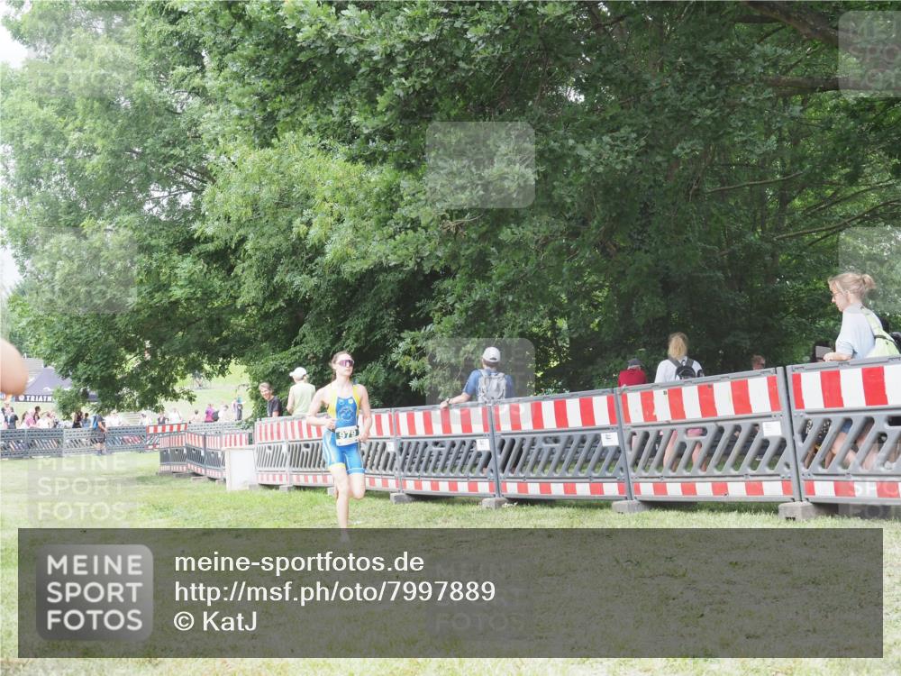 21.06.2025 - 27. Vierlanden-Triathlon KatJ http://msf.ph/oto/7997889 15.06.2025 12:52:06 Ziel 979 meine-sportfotos.de
