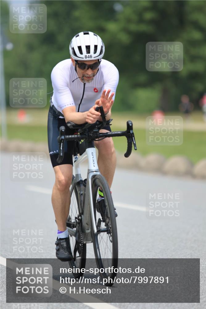 21.06.2025 - 27. Vierlanden-Triathlon H.Heesch http://msf.ph/oto/7997891 15.06.2025 12:26:11 Radfahren 731, 846 meine-sportfotos.de